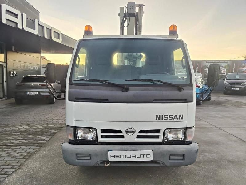 Usado Nissan Cabstar 125 HP (91 kW) 2005 Branco Pickup