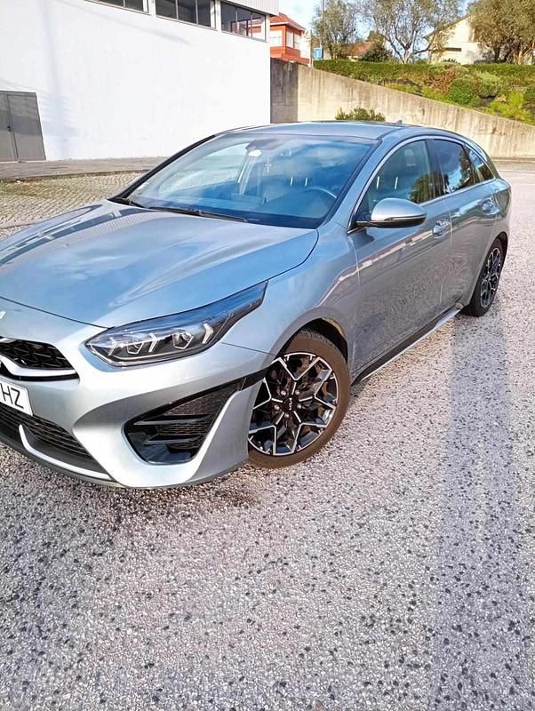 Cinza Usado 2022 Kia ProCeed GT-Line Citadino | € 24.000 (Preço justo) - Imagem 1/4