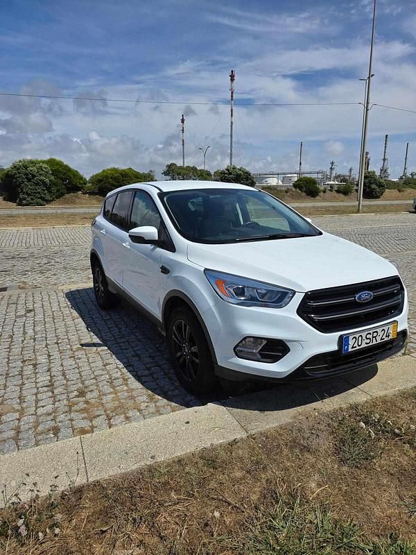 Branco Usado 2017 Ford Kuga SUV | € 15.000 - Imagem 1/4