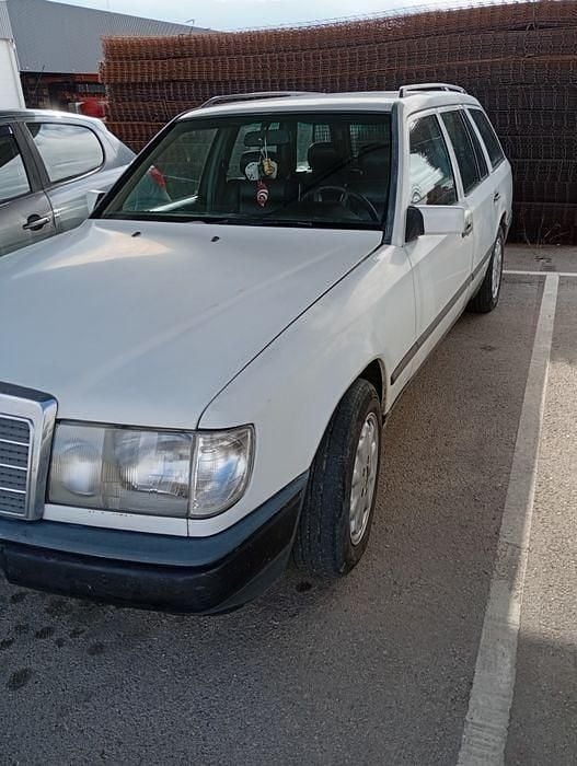 Usado 1987 Mercedes E250 Sedan | € 2.800 - Imagem 1/4