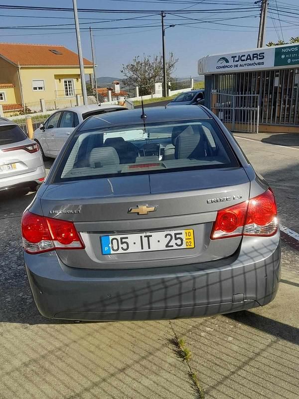 Usado Chevrolet Cruze 113 HP (83 kW) 2010 Cinzento Sedan