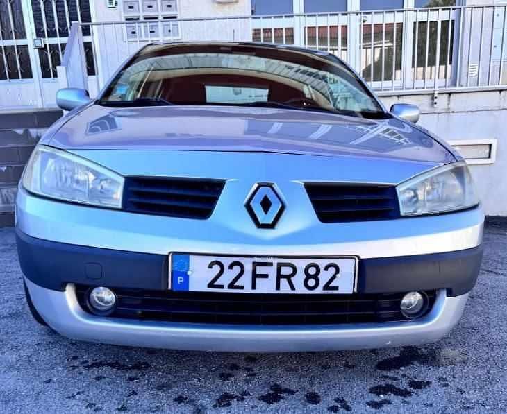 Cinzento Usado 2006 Renault Mégane II Citadino | € 2.350 (Bom preço) - Imagem 1/4