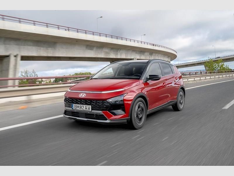 Dragon red/phantom black (metalizado) Usado 2024 Hyundai Bayon Premium SUV | € 19.790 (Preço justo) - Imagem 1/4