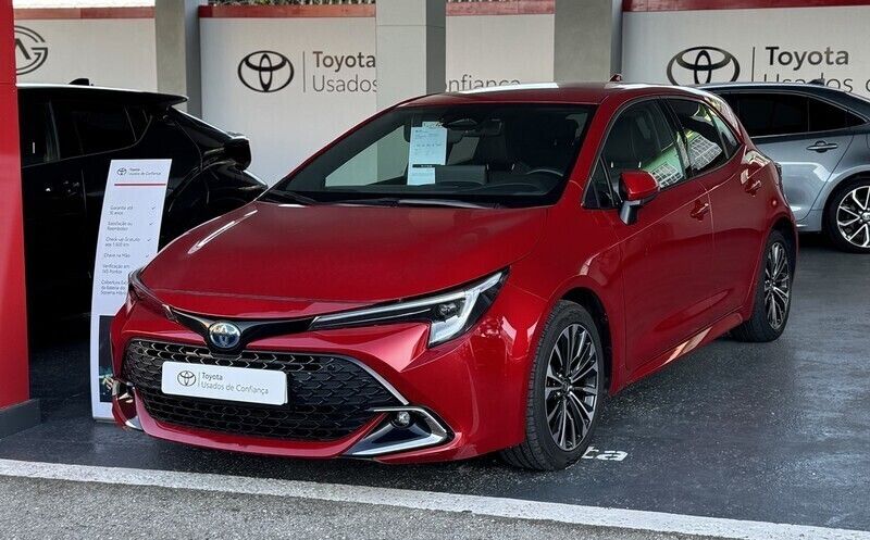 Vermelho (pintura metalizada especial) Usado 2023 Toyota Corolla Comfort Sedan | € 27.750 (Preço justo) - Imagem 1/4