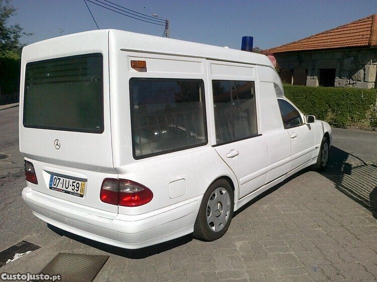 Branco Usado 2001 Mercedes E220 Carrinha | € 9.990 - Imagem 1/1