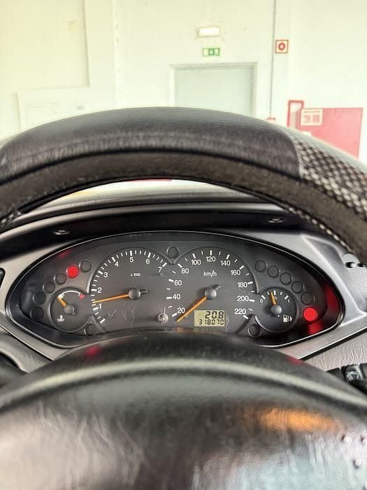 Usado Ford Focus Ghia 100 HP (73 kW) 2001 Sedan