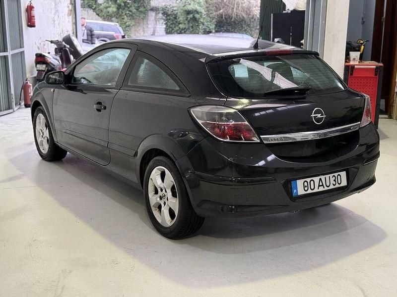 Usado Opel Astra GTC 90 HP (66 kW) 2005
