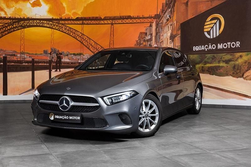 Cinza Usado 2018 Mercedes A180 Progressive | € 22.400 (Preço justo) - Imagem 1/4