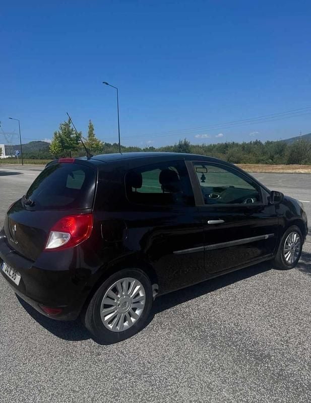 Usado Renault Clio II 75 HP (55 kW) 2009 Preto Citadino