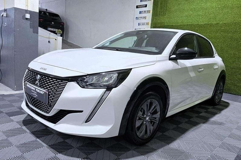 Usado Peugeot e-208 Allure 100 kW (136 HP) 2023 Branco Citadino