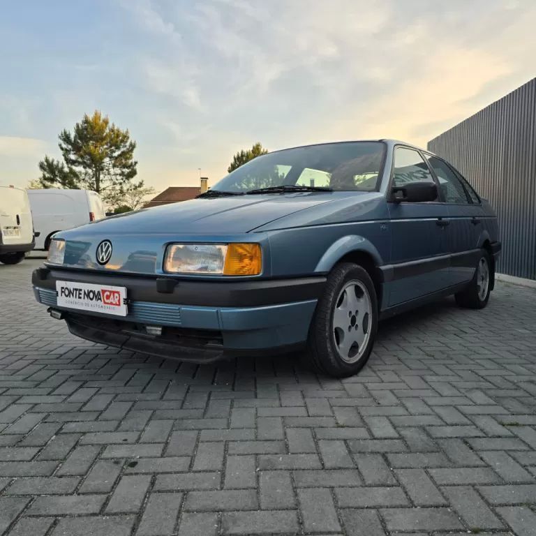 Azul Usado 1993 VW Passat GT Sedan | € 3.750 - Imagem 1/4
