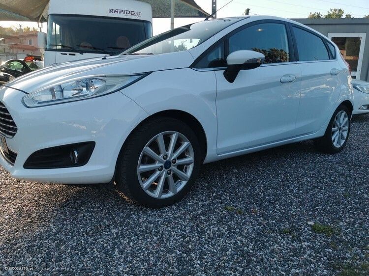 Branco Usado 2016 Ford Fiesta Titanium Citadino | € 8.999 (Preço justo) - Imagem 1/1