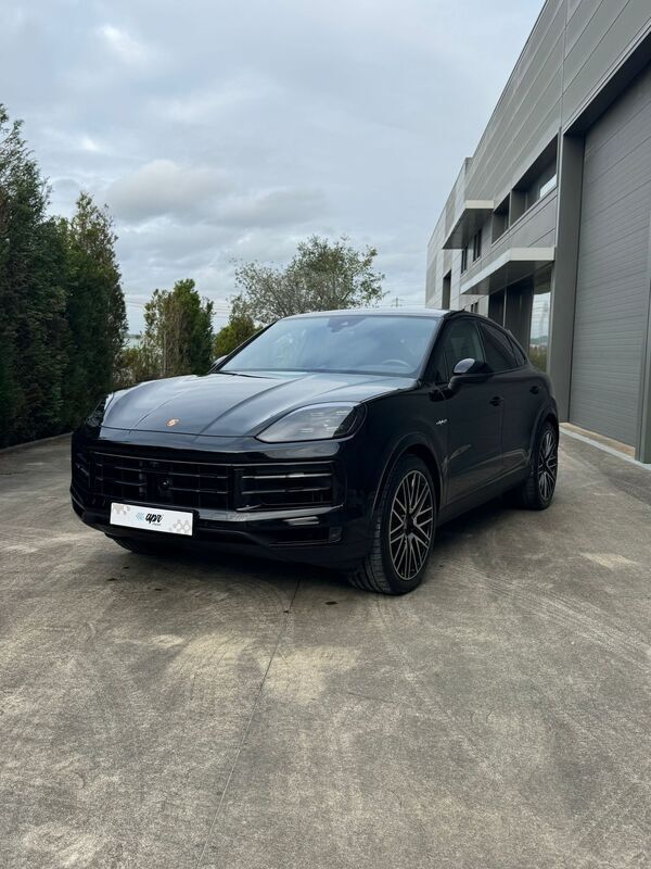 Preto Usado 2024 Porsche Cayenne SUV | € 118.750 - Imagem 1/4