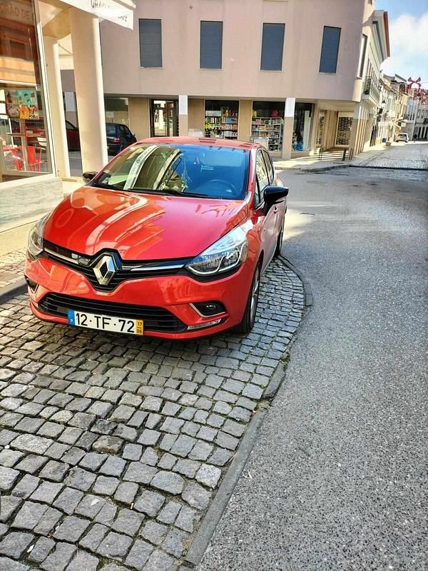 Usado Renault Clio IV 90 HP (66 kW) 2017 Vermelho Citadino