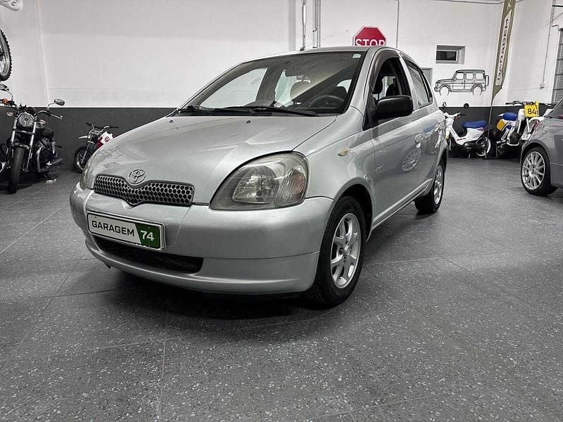 Cinzento Usado 2001 Toyota Yaris | € 3.500 (Preço justo) - Imagem 1/4