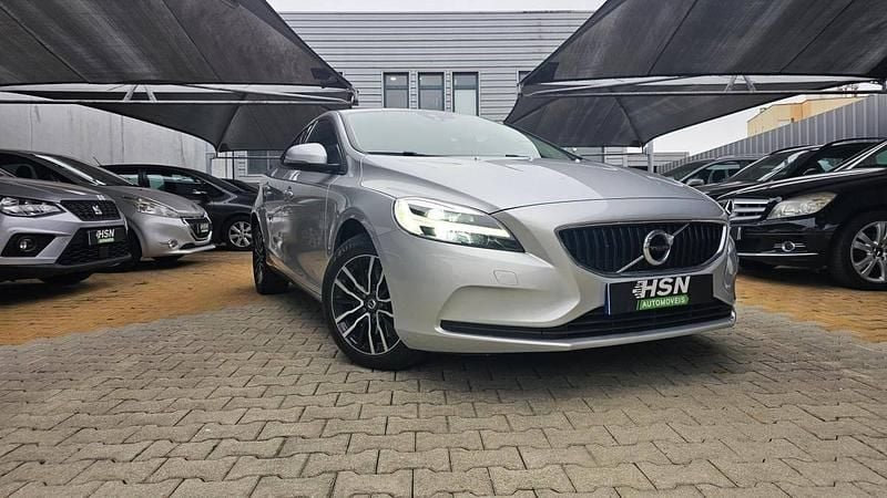 Cinza Usado 2019 Volvo V40 Momentum | € 17.900 (Preço justo) - Imagem 1/4
