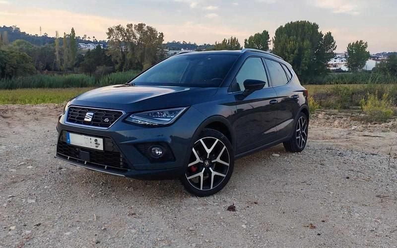 Cinzento Usado 2021 Seat Arona SUV | € 16.900 (Preço justo) - Imagem 1/4