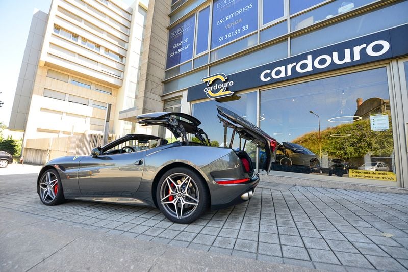 Usado Ferrari California 560 HP (411 kW) 2016 Cinzento Cabrios