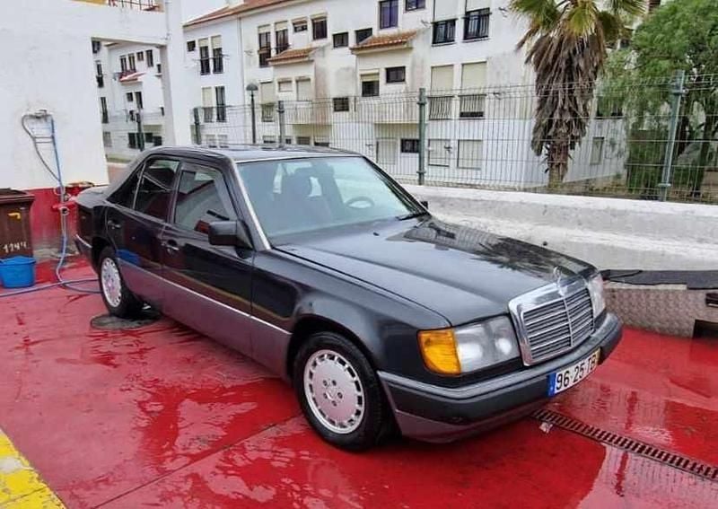 Preto Usado 1992 Mercedes E200 Sedan | € 2.900 - Imagem 1/4