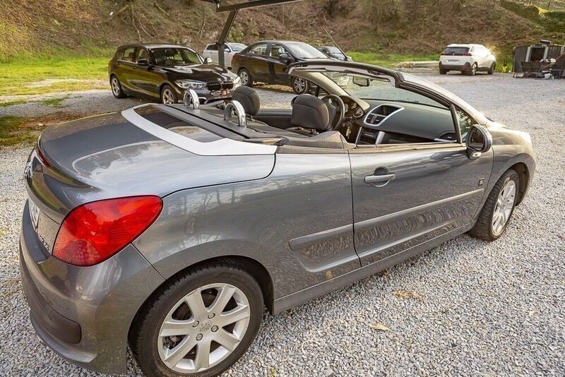 Azul Usado 2009 Peugeot 207 Coupé | € 7.500 - Imagem 1/4