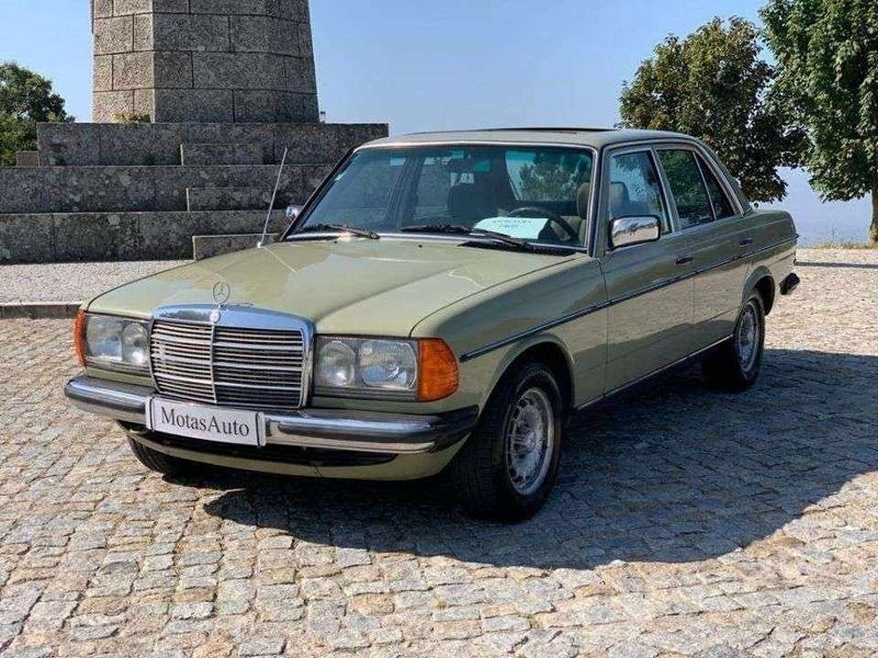 Usado Mercedes 200 60 HP (44 kW) 1983 Verde