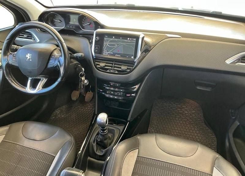 Usado Peugeot 2008 102 HP (75 kW) 2018 Preto SUV