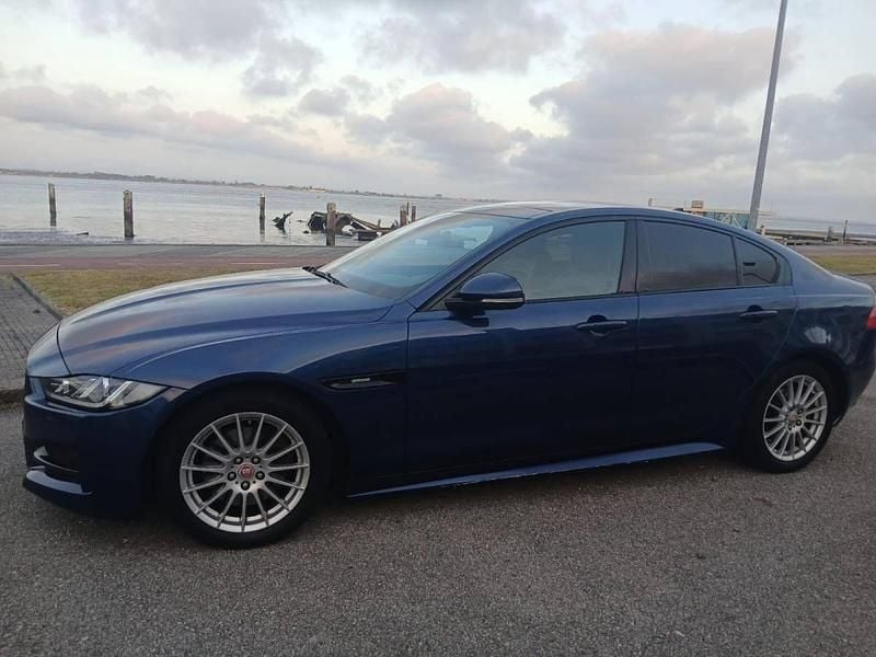 Azul Usado 2015 Jaguar XE Sedan | € 14.250 (Preço justo) - Imagem 1/4