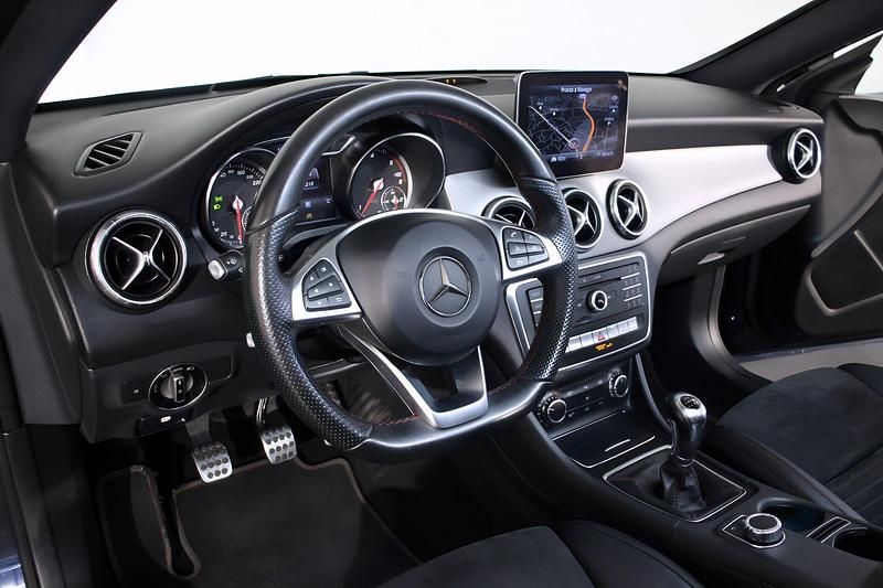 Usado Mercedes CLA180 AMG line 109 HP (80 kW) 2018 Azul Sedan