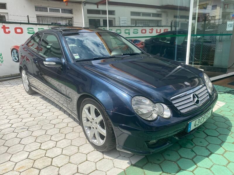 Azul Usado 2004 Mercedes C220 Coupé | € 8.750 - Imagem 1/4