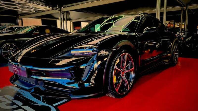 Preto Usado 2021 Porsche Taycan Sedan | € 135.750 - Imagem 1/4