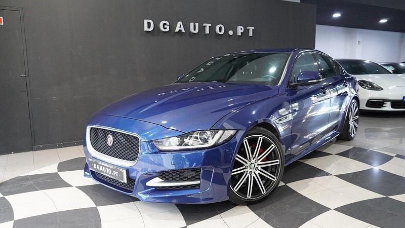 Azul Usado 2016 Jaguar XE R-Sport Sedan | € 18.490 (Preço justo) - Imagem 1/4