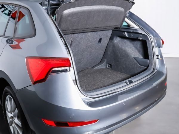 Cinza escuro metálico Usado 2022 Skoda Scala Style Citadino | € 18.250 - Imagem 1/4