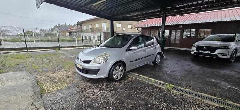 Usado Renault Clio II 68 HP (50 kW) 2008 Cinzento Citadino