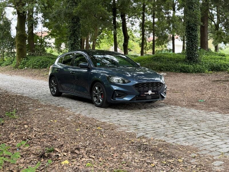 Azul Usado 2020 Ford Focus ST-Line X Sedan | € 17.250 (Preço justo) - Imagem 1/4