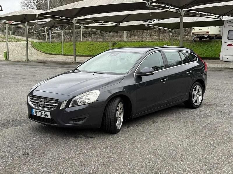 Usado Volvo V60 Momentum 115 HP (84 kW) 2012 Preto Carrinha