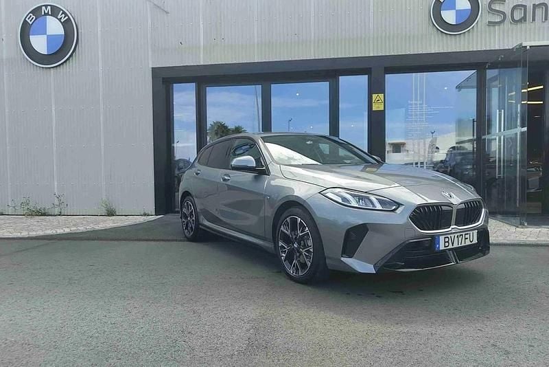 Cinzento Usado 2025 BMW 118 Performance Citadino | € 41.200 - Imagem 1/4