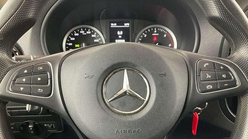 Usado Mercedes Vito 102 HP (75 kW) 2021 Vermelho Van