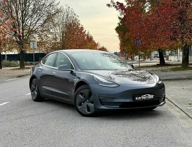 Cinza Usado 2020 Tesla Model 3 Sedan | € 23.900 (Bom preço) - Imagem 1/4