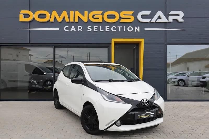 Usado Toyota Aygo X-play 69 HP (50 kW) 2015 Branco Citadino