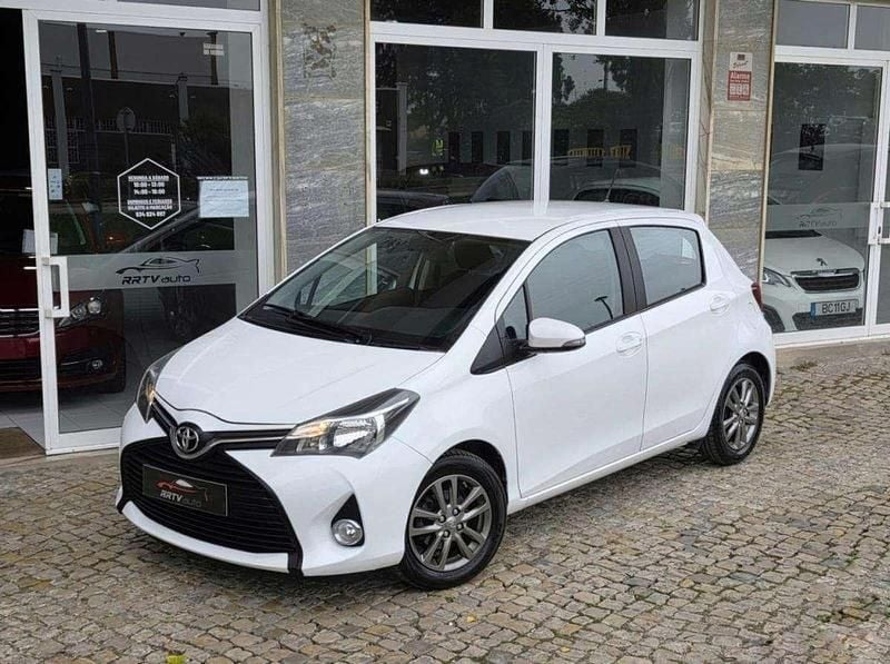 Branco Usado 2015 Toyota Yaris Comfort Citadino | € 10.950 (Preço justo) - Imagem 1/4