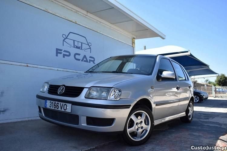 Cinza Usado 2000 VW Polo Trendline Sedan | € 1.950 - Imagem 1/1