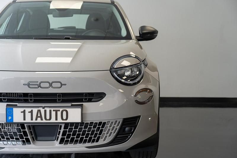 Usado Fiat 600 100 HP (73 kW) 2025 Bege SUV