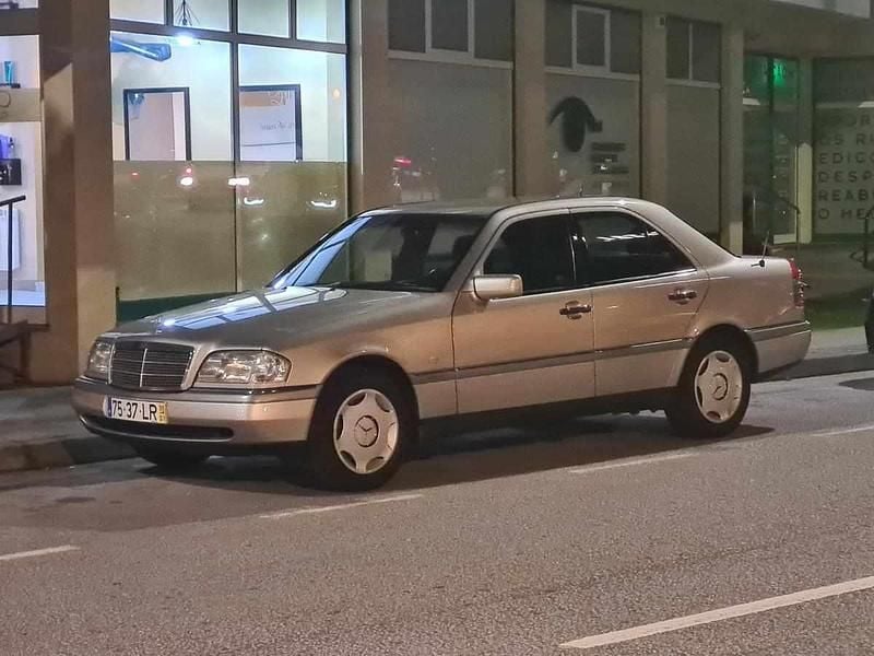 Cinzento Usado 1996 Mercedes C220 Sedan | € 5.000 - Imagem 1/4
