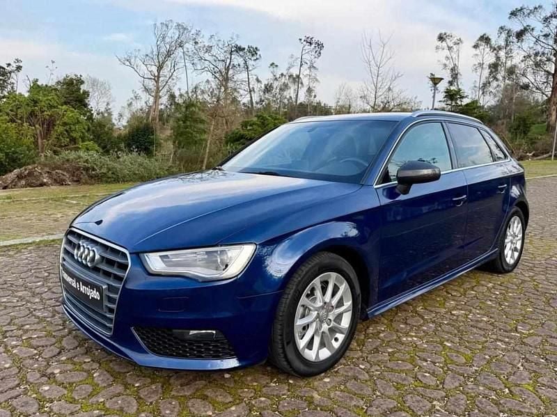 Usado Audi A3 Attraction 110 HP (80 kW) 2013 Azul Sedan