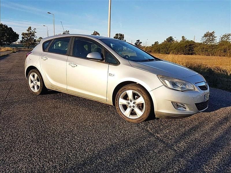 Usado Opel Astra Enjoy 100 HP (73 kW) 2010 Sedan