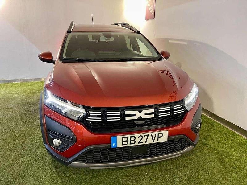 Usado Dacia Jogger Comfort 101 HP (74 kW) 2023 Vermelho Monovolume