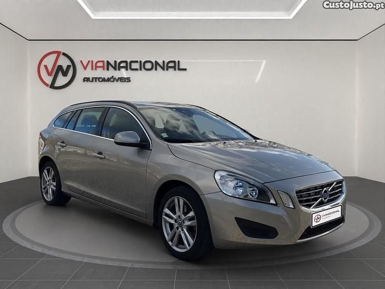 Usado Volvo V60 Momentum 115 HP (84 kW) 2012 Cinza Carrinha