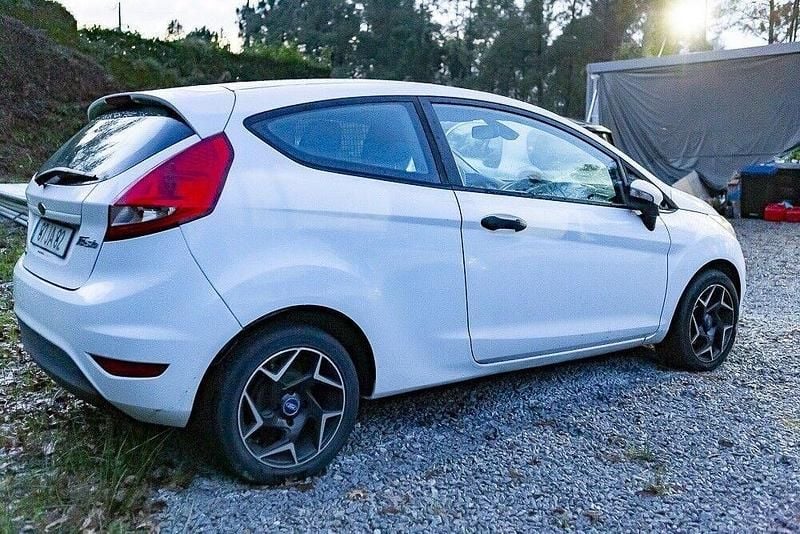 Branco Usado 2010 Ford Fiesta Trend Citadino | € 4.950 (Preço justo) - Imagem 1/4