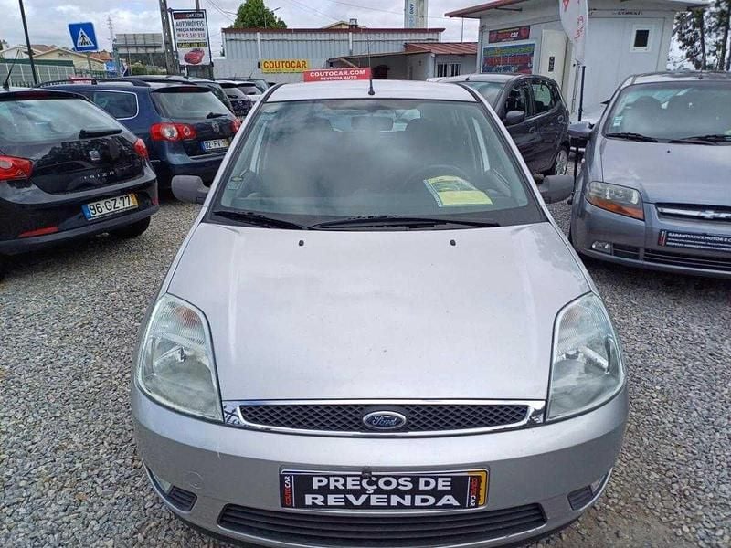 Usado Ford Fiesta 75 HP (55 kW) 2004 Cinzento Citadino