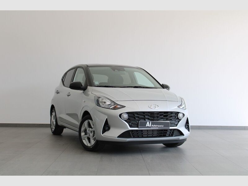 Usado Hyundai i10 Comfort 67 HP (49 kW) 2022 Sleek silver tejadilho preto Citadino